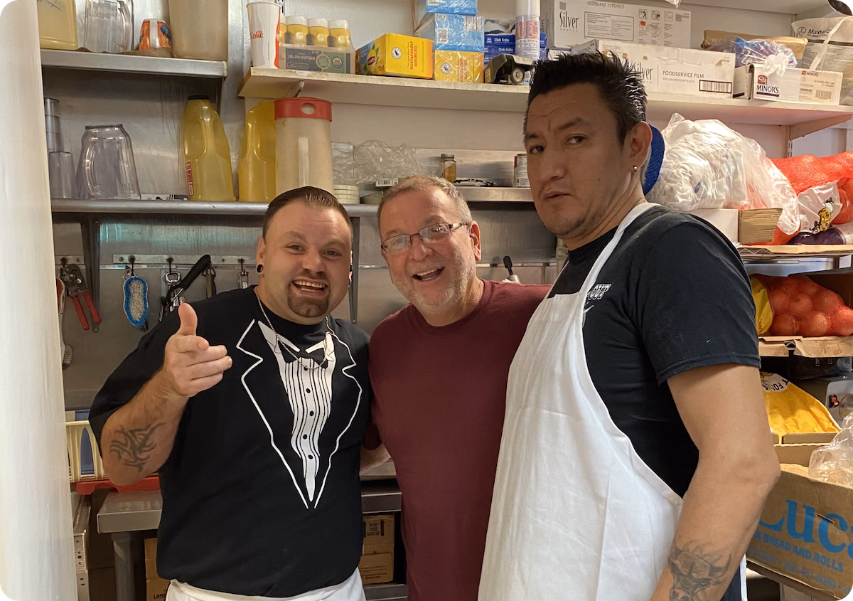 Equipo del restaurante Steak Out usando Shipday
