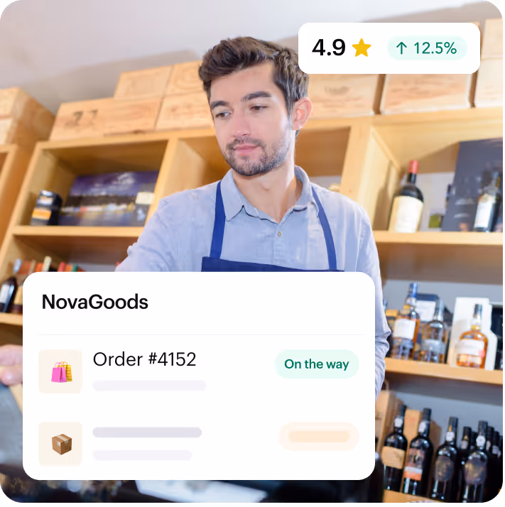 Dueño de una tienda empacando un pedido en línea, con un pedido de NovaGoods en camino y una calificación de 4.9 en Shipday